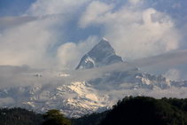 The sights of Pokhara, the tropics among the snowy peaks