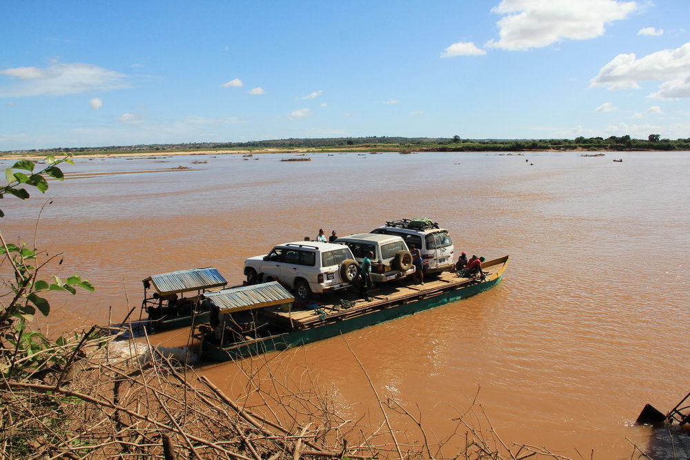 Африканский паром на три машины пересекает реку, Мадагаскар