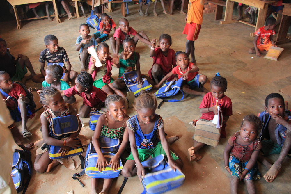 Парт хватает не для всех, дети в школе, сплав по реке Цирибина, Мадагаскар
