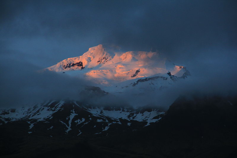 горы на закате, Исландия