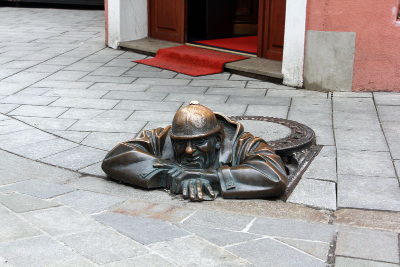 Памятник водопроводчику в Братиславе