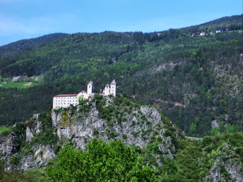 Один из замков по дороге в Италию