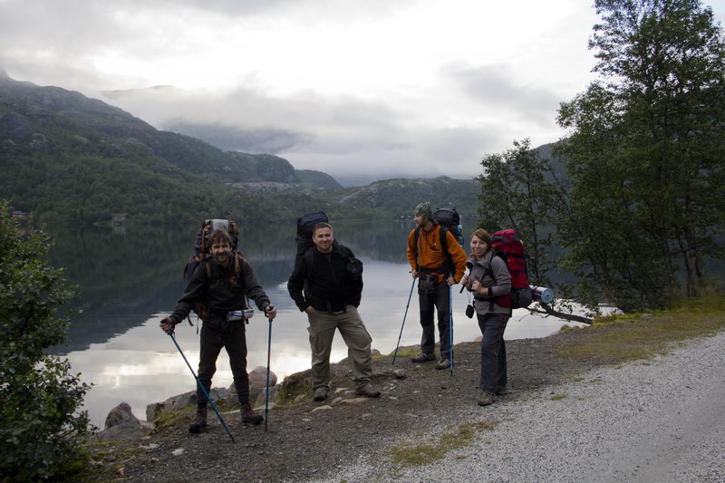 Команда на фоне озера в Норвегии