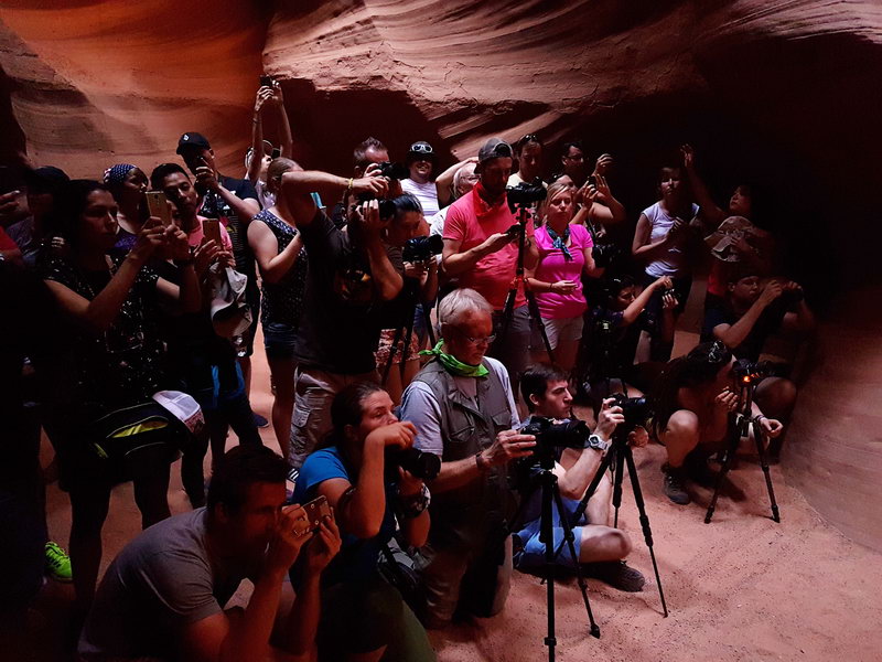 Фотографы в пиковые часы в каньоне антилопы