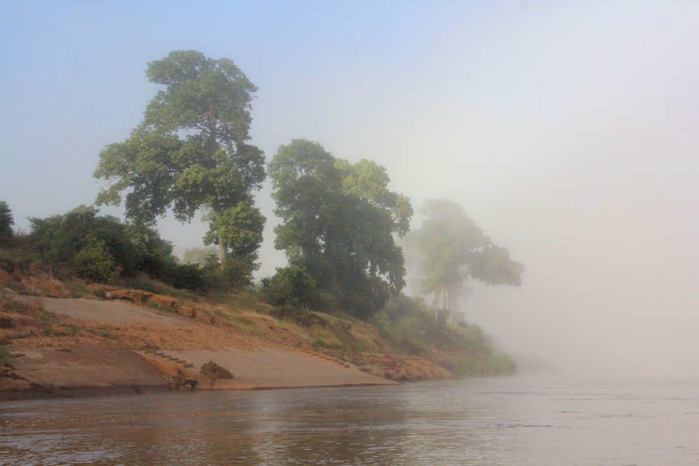 туманное утро на реке Цирибина. Планирование самостоятельного путешествия на Мадагаскар