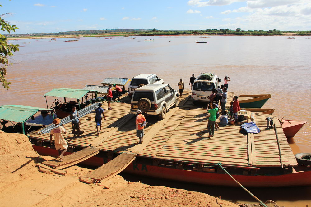 африканские паромы - несколько лодок с деревянным помостом, Мадагаскар