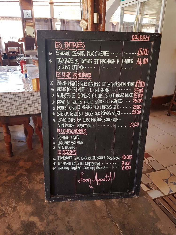меню в кафе в бело сюр Цирибина, Мадагаскар