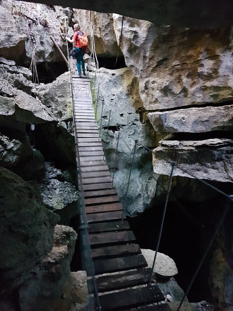 подвесной мост из пещеры в малых Цинги