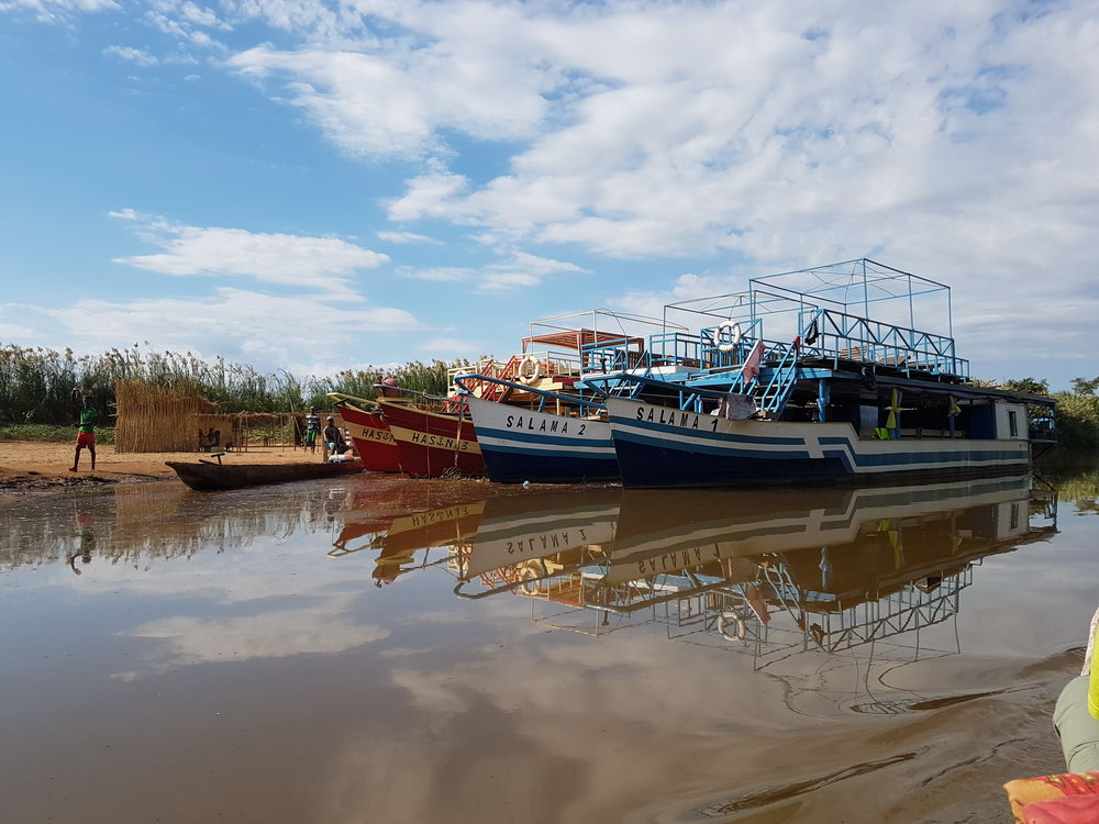 Путешествие на пироге по реке Цирибина на Мадагаскаре