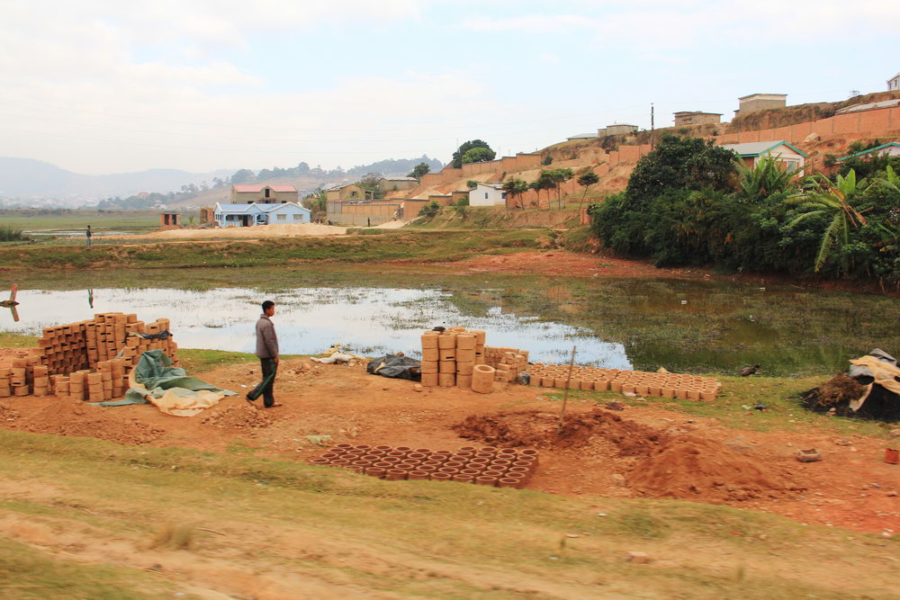 Мадагаскарцы вручную делают из глины кирпичи