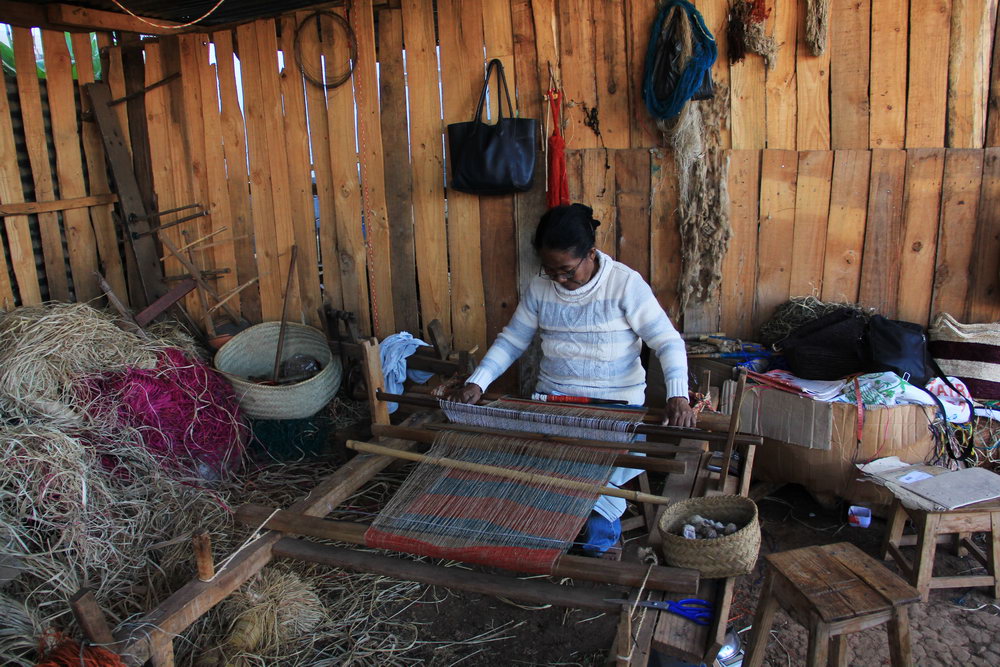 ткацкий станок, так делают шелковые платки на Мадагаскаре