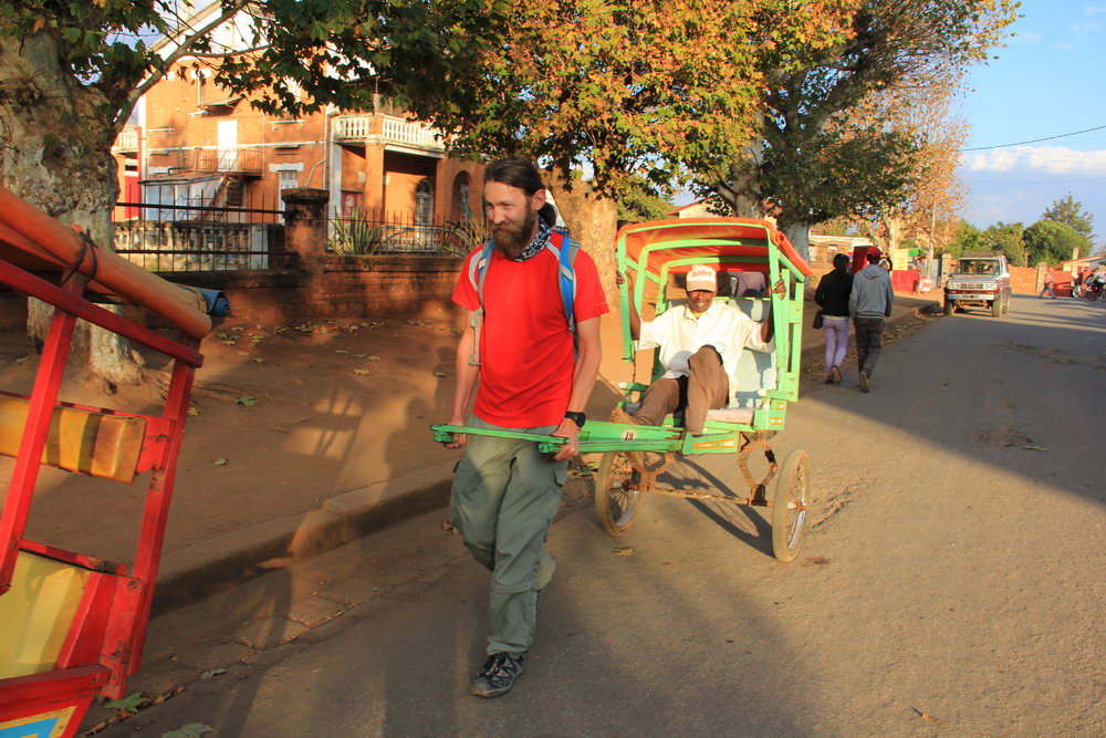 Пеший рикша популярное средство передвижения в крупных селах, Анцирабе