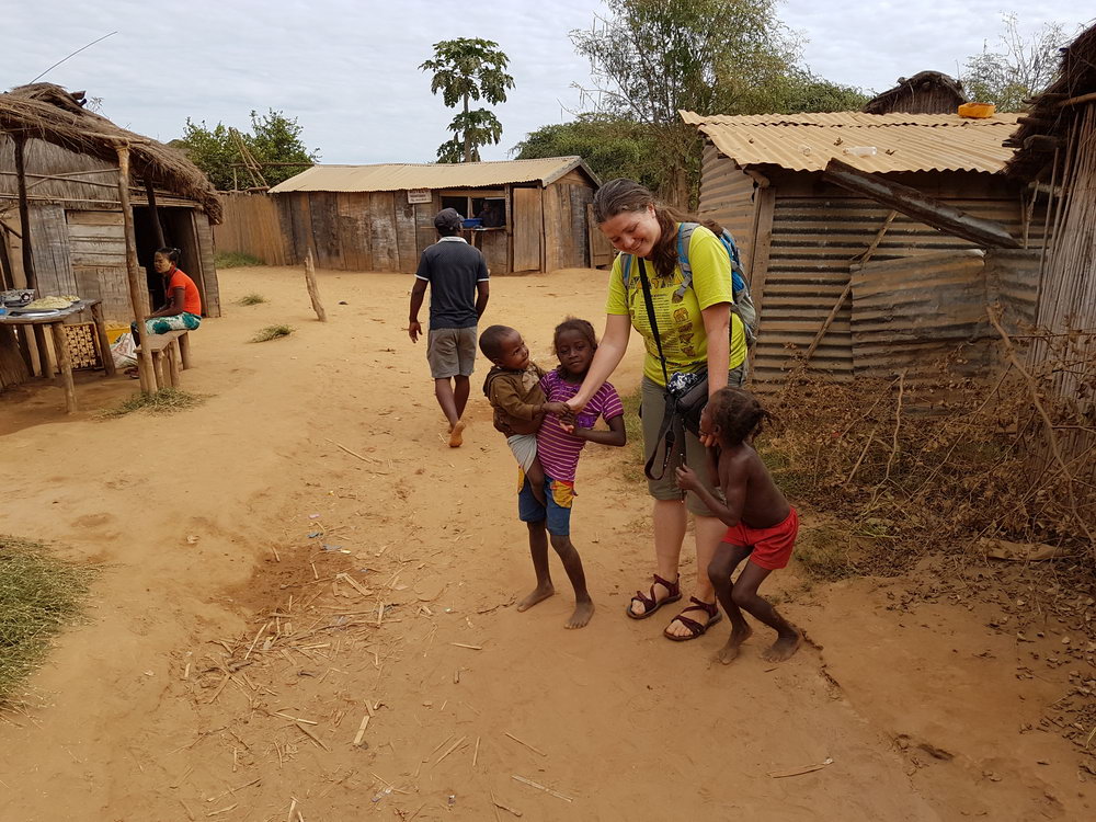 Дети в поселке, куда можно попасть только по воде, сплав по реке Цирибина, Мадагаскар
