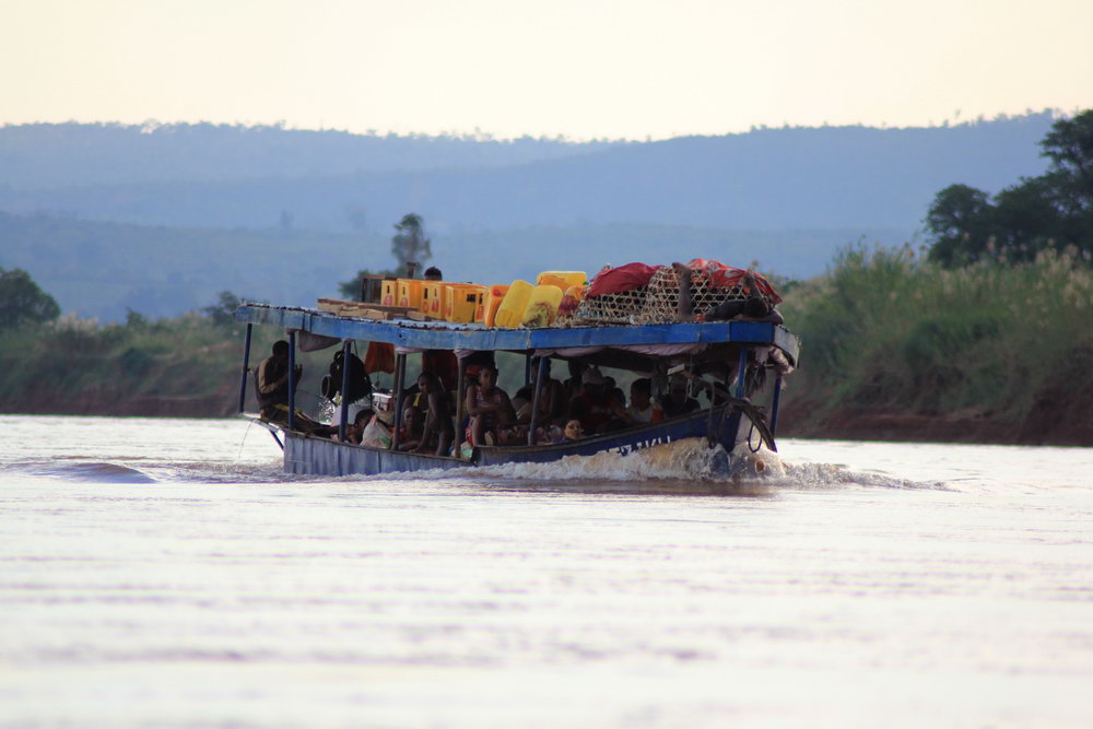 Такси моторбоат загруженный поклажей, сплав по реке Цирибина, Мадагаскар