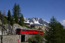 Поезд Montenvers и ледник Mer de Glace в Альпах, Шамони