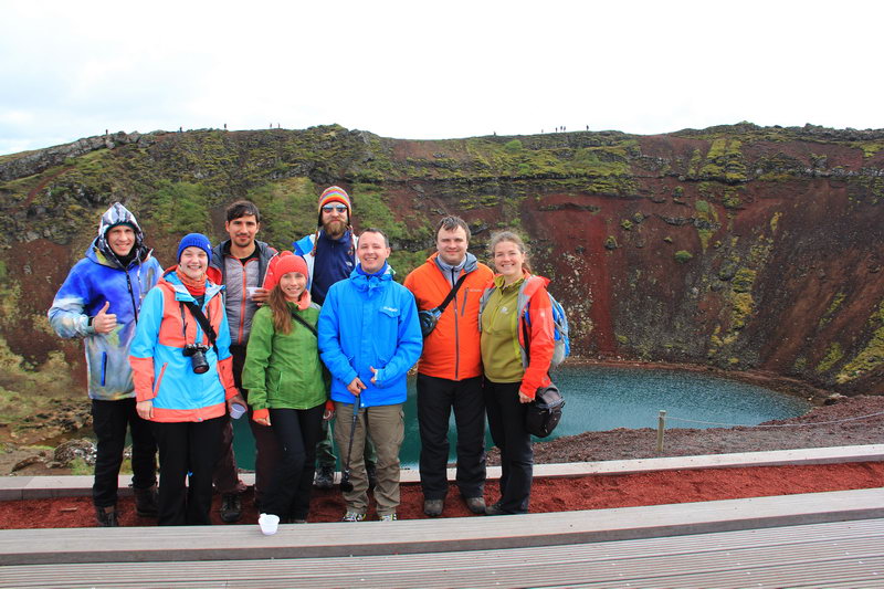 туристы у кратера Керид