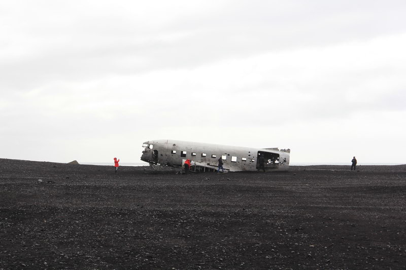 туристы у места крушения самолета, Исландия