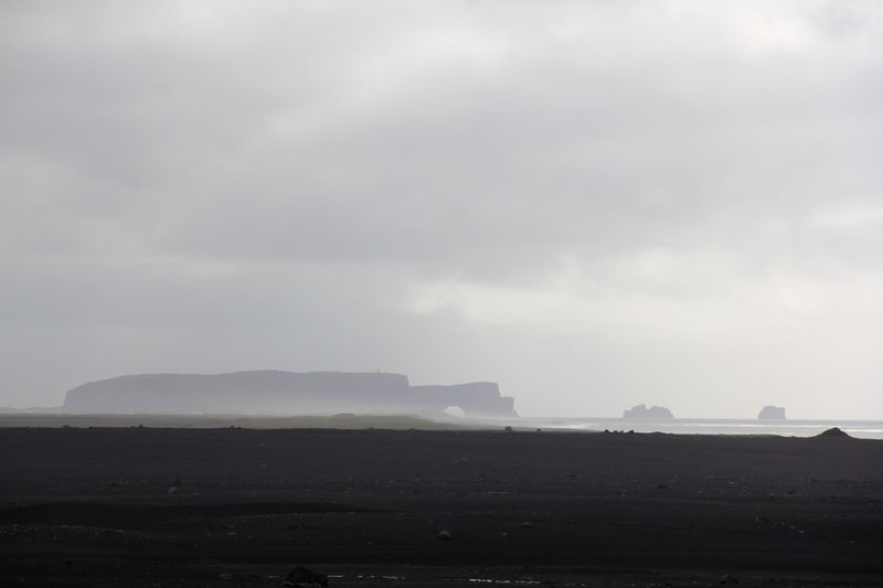 Пляж с черным песком возле крушения самолета в Исландии