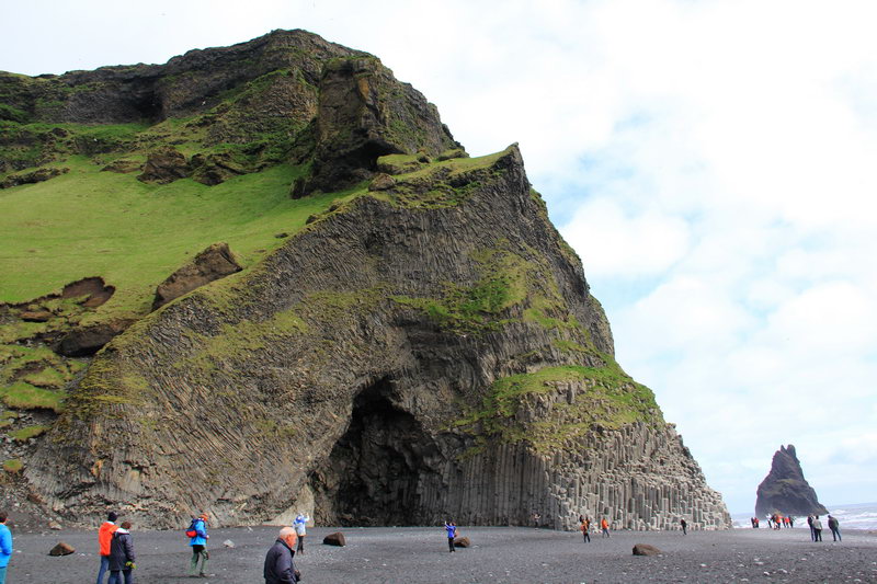 Пещера, базальтовые колонны, черный пляж рядом с Вик, Исландия 2017