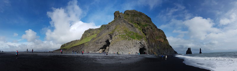 панорама пляжа с черным песком, Вик, Исландия 2017