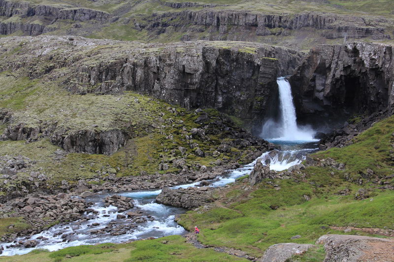 водопад недалеко от дороги, путешествие на машине по Исландии