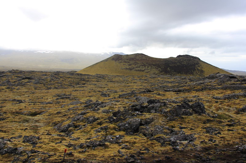 Лавовые поля и конус вулкана в Исландии