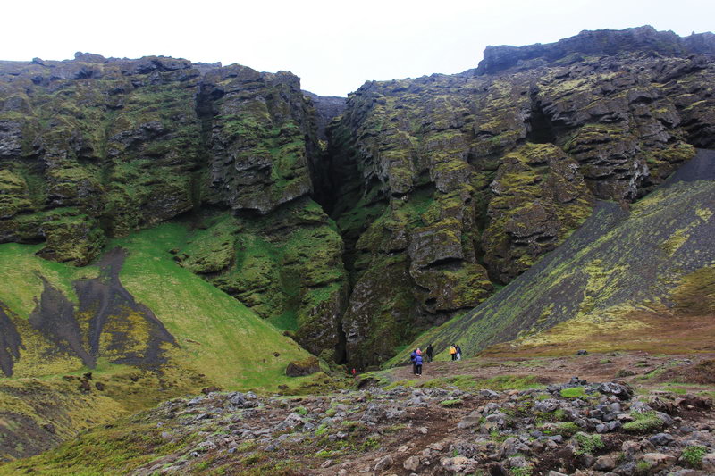 Узкий каньон в скале, Исландия