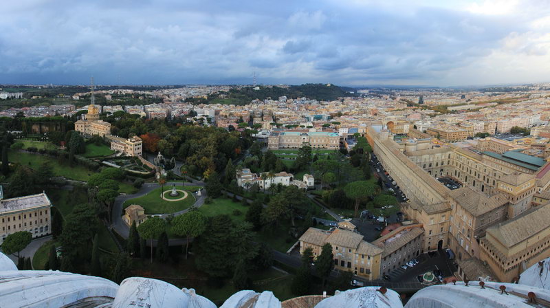 Вид на Ватикан с собора святого Петра