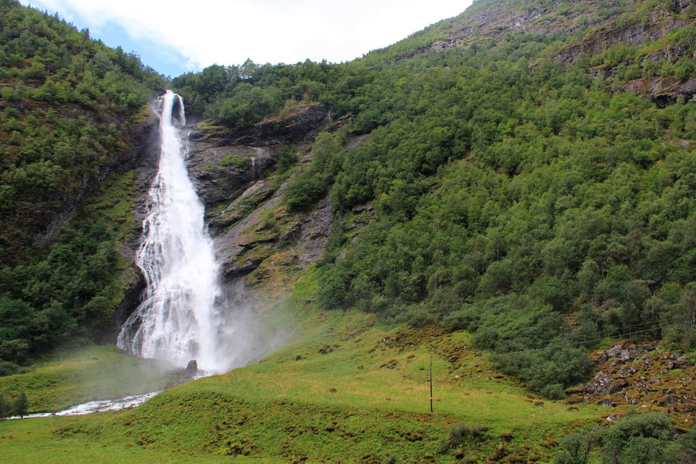 Водопад Хъелефоссен Hjellefossen в Норвегии, парк Йотунхейм
