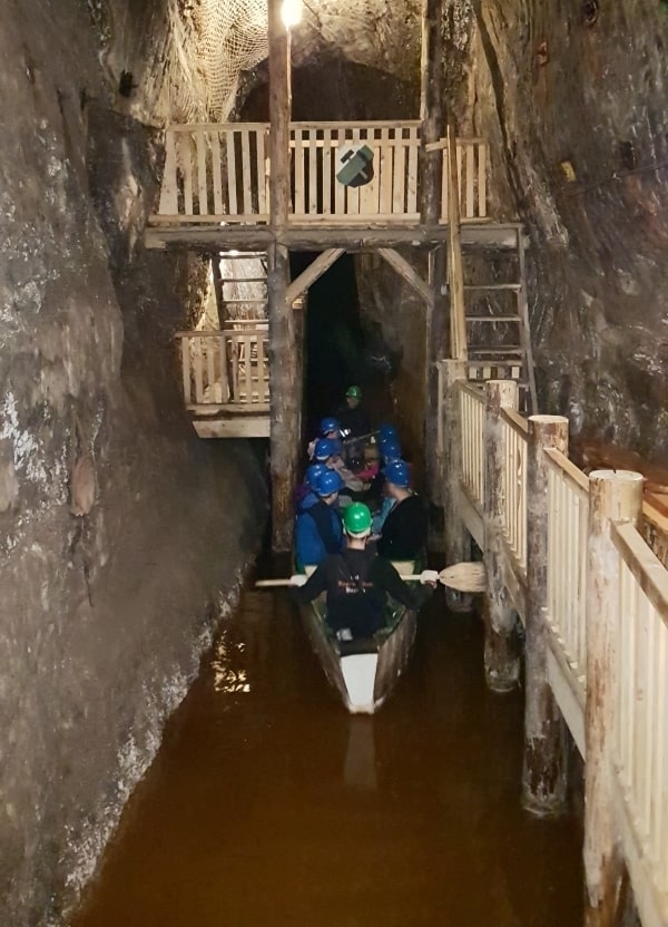 подземная река в соляной шахте в Бохне