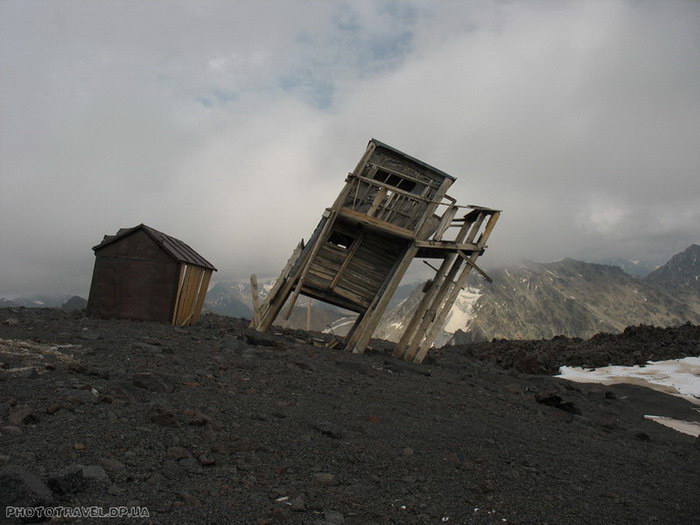 Развалины Ледовой базы на склонах Эльбруса