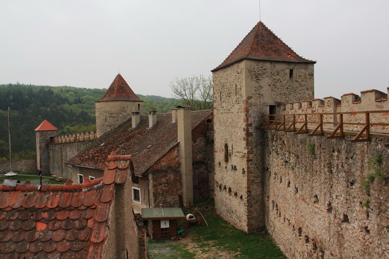Крепостные стены замка Вевержи