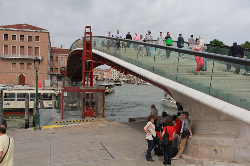 Один из множества мостов в Венеции