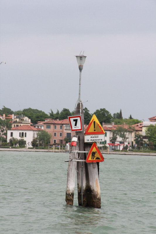 Дорожные знаки в Венеции