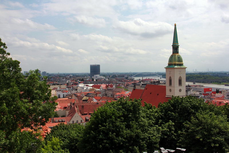 Вид с стен Братиславского града на город