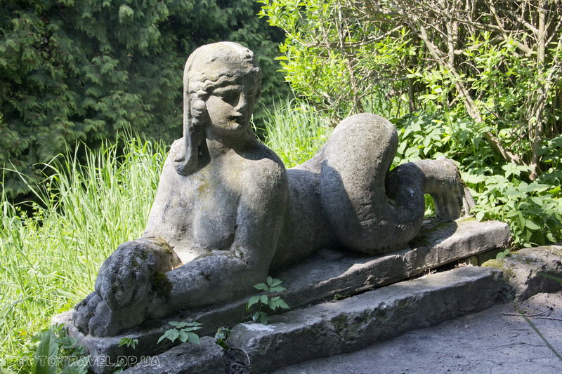 Статуя на аллея парка