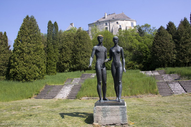 Статуя на аллее парка