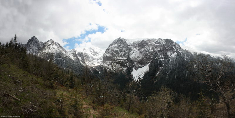 Вид с тропы на перевал у Малого Гевонта