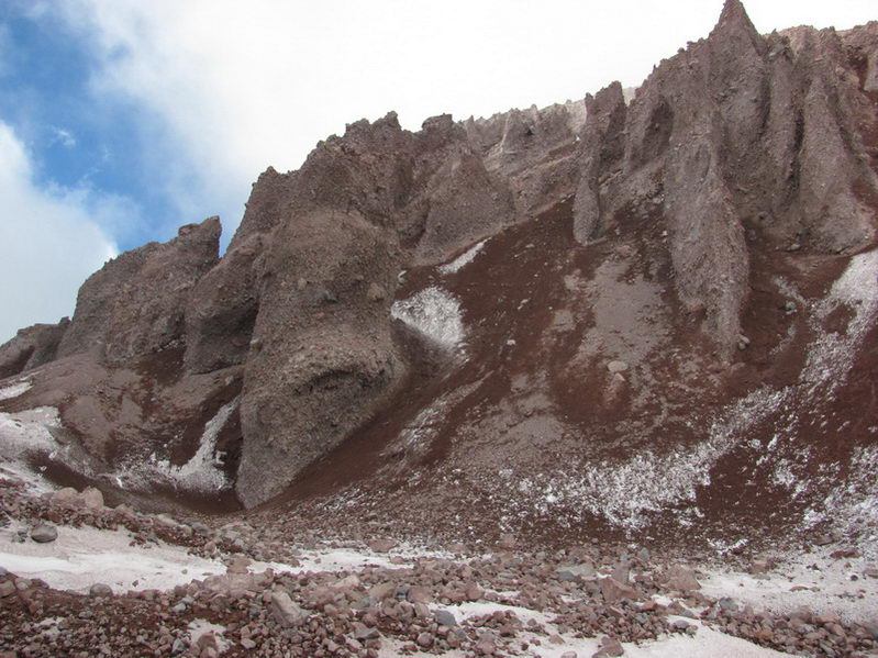 камнеопасный склон на пути к Казбеку