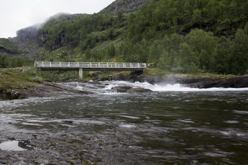 Мост через Норвежскую рек рядом с поляной для завтрака