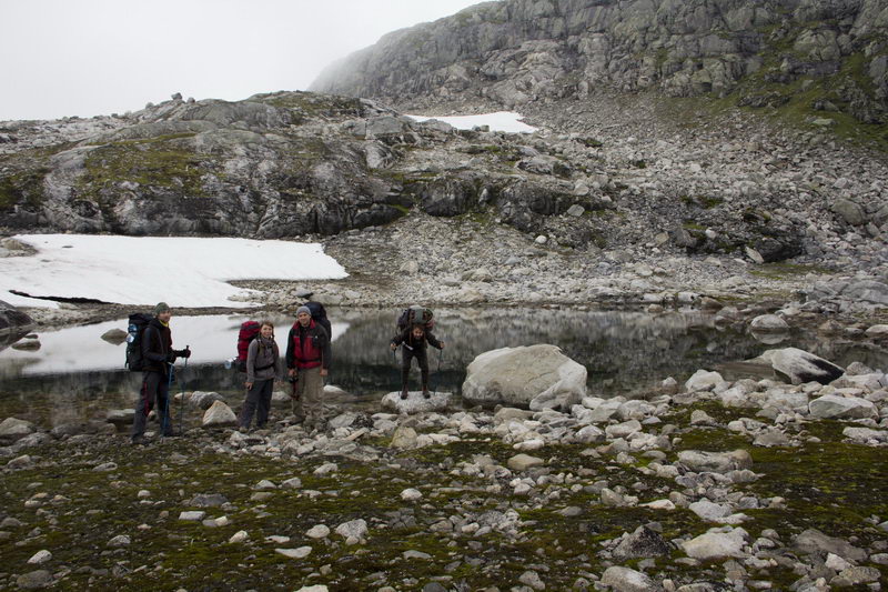 Местами в Норвегии лежат снежники