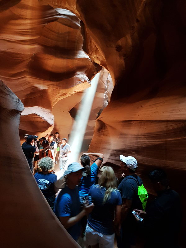Множество туристов в каньоне Антилопы, США