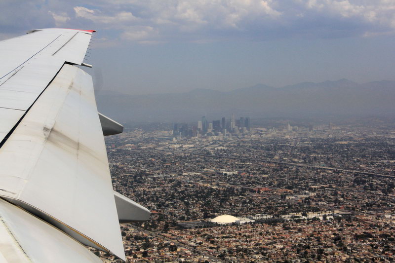 мрачный загазованный Лос Анджелес с самолета