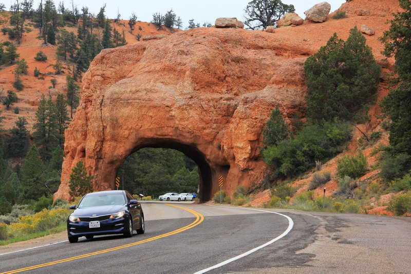 каменная арка по дороге в национальный парк Брайс каньон