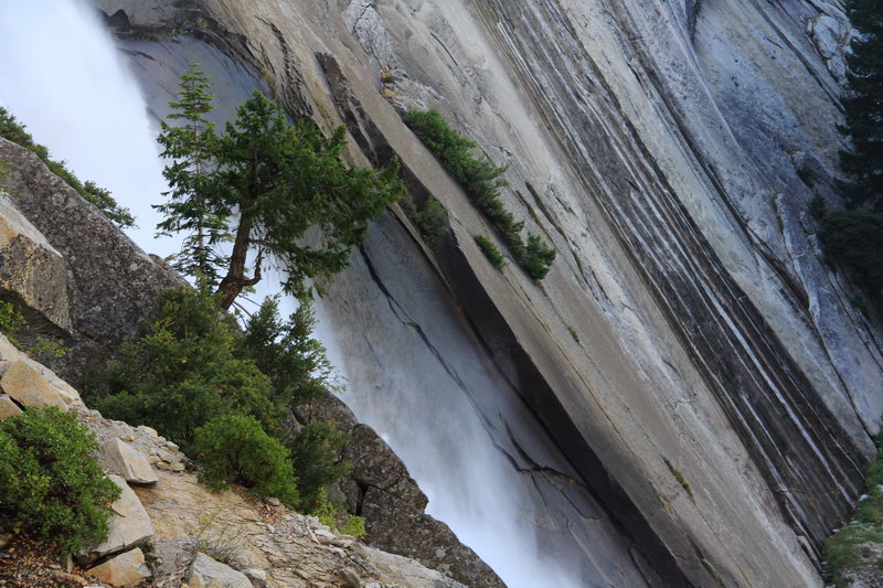 Водпада Невада в долине Йосемити, США